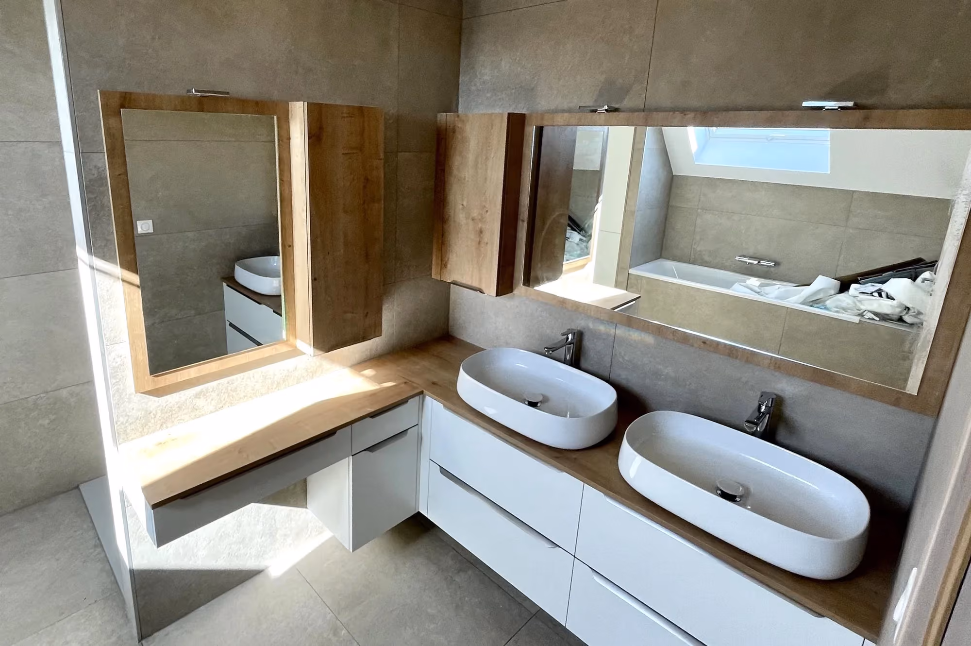 Salle de bains blanche et chêne à double vasque