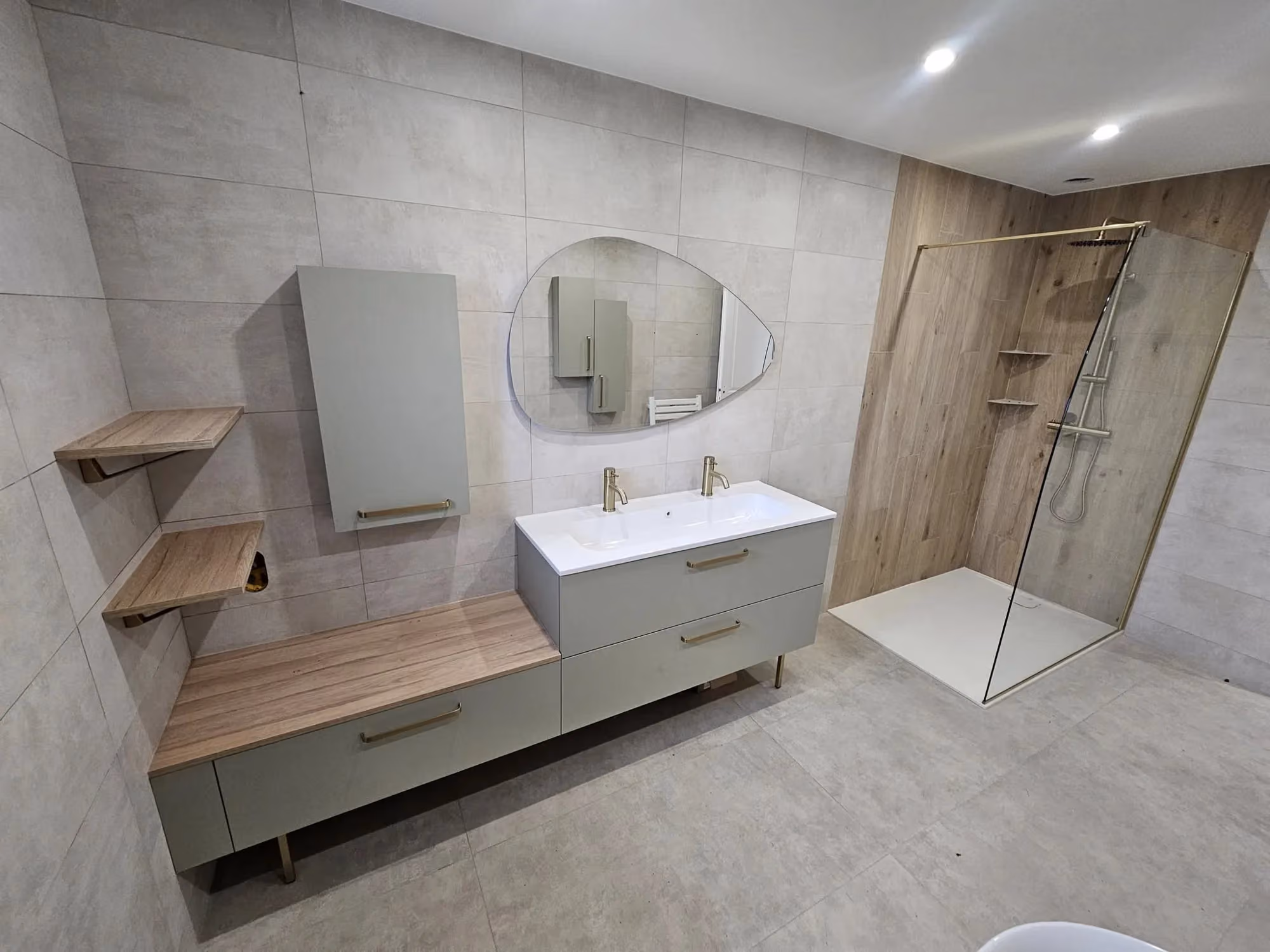 Salle de bains Charles Réma vert sauge, banc en bois et douche