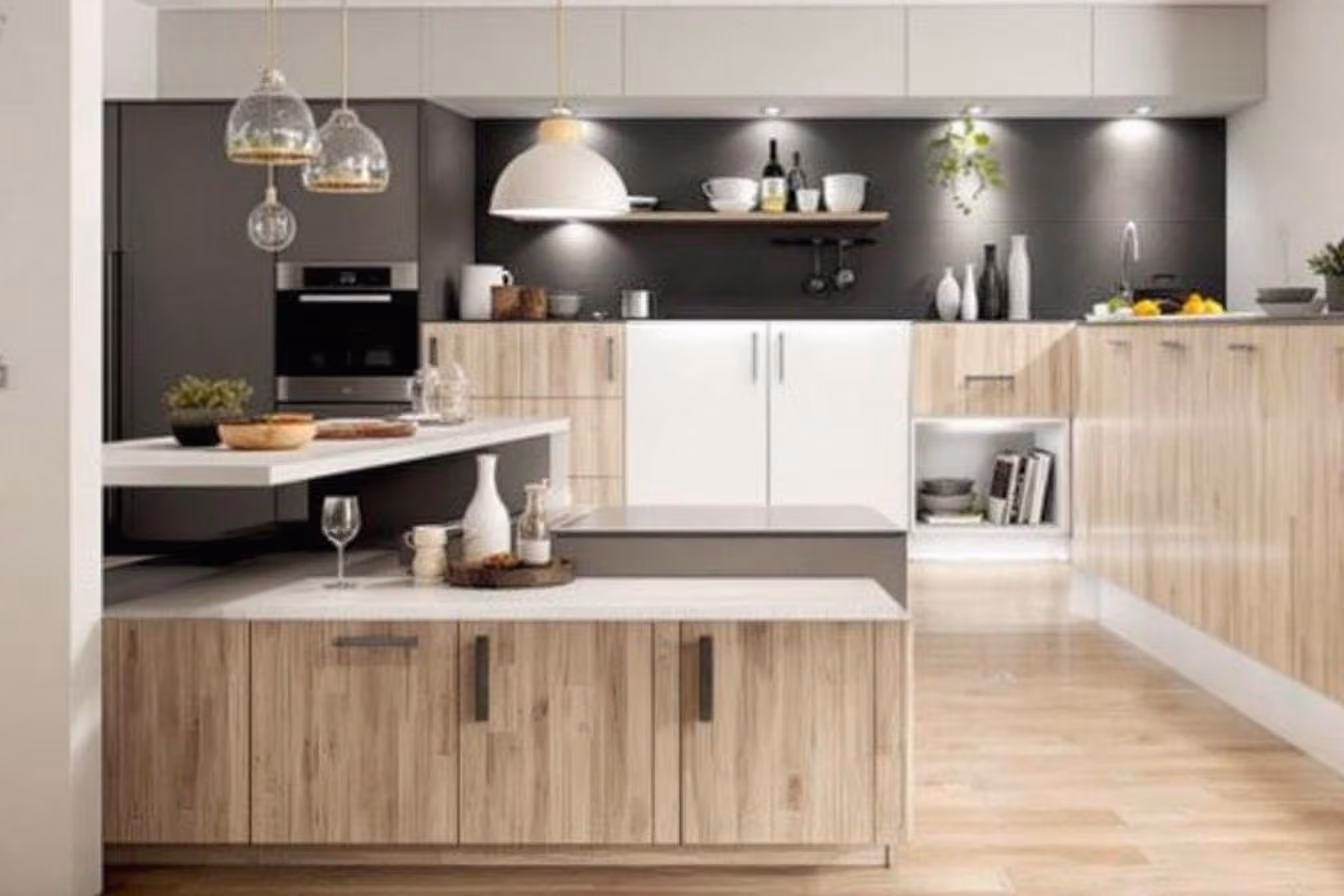 Cuisine avec façades aspect bois et blanches, plan sombre et suspensions