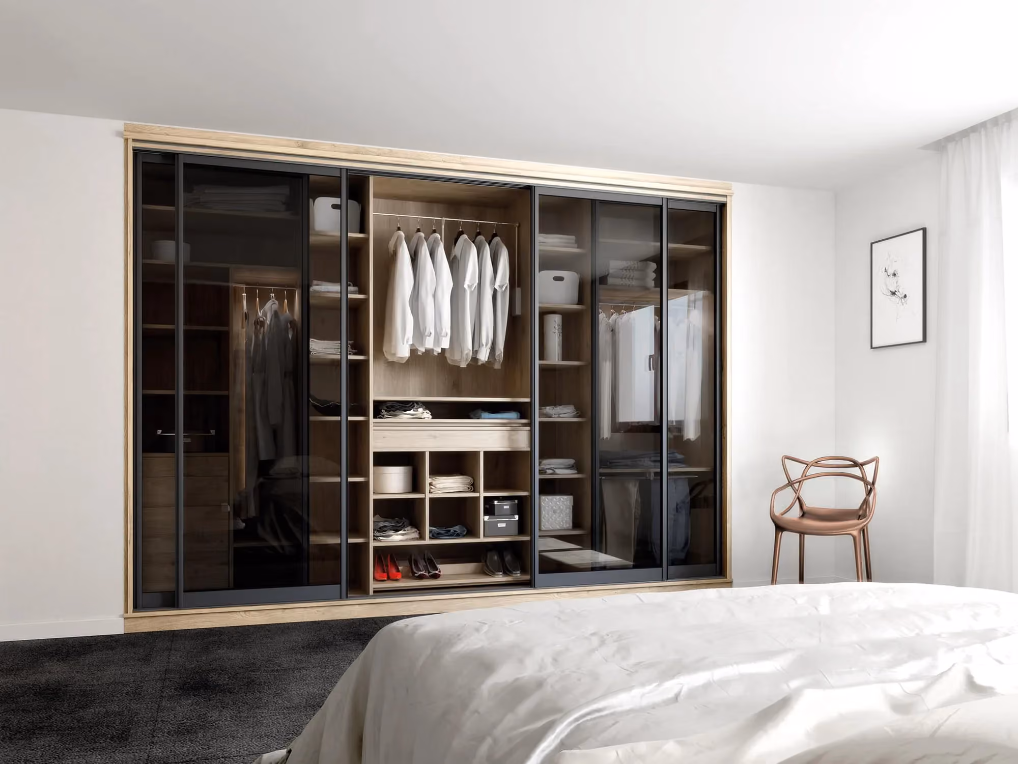Dressing à façades vitrées sombres et profils noirs, avec penderie et tiroir accessibles au centre