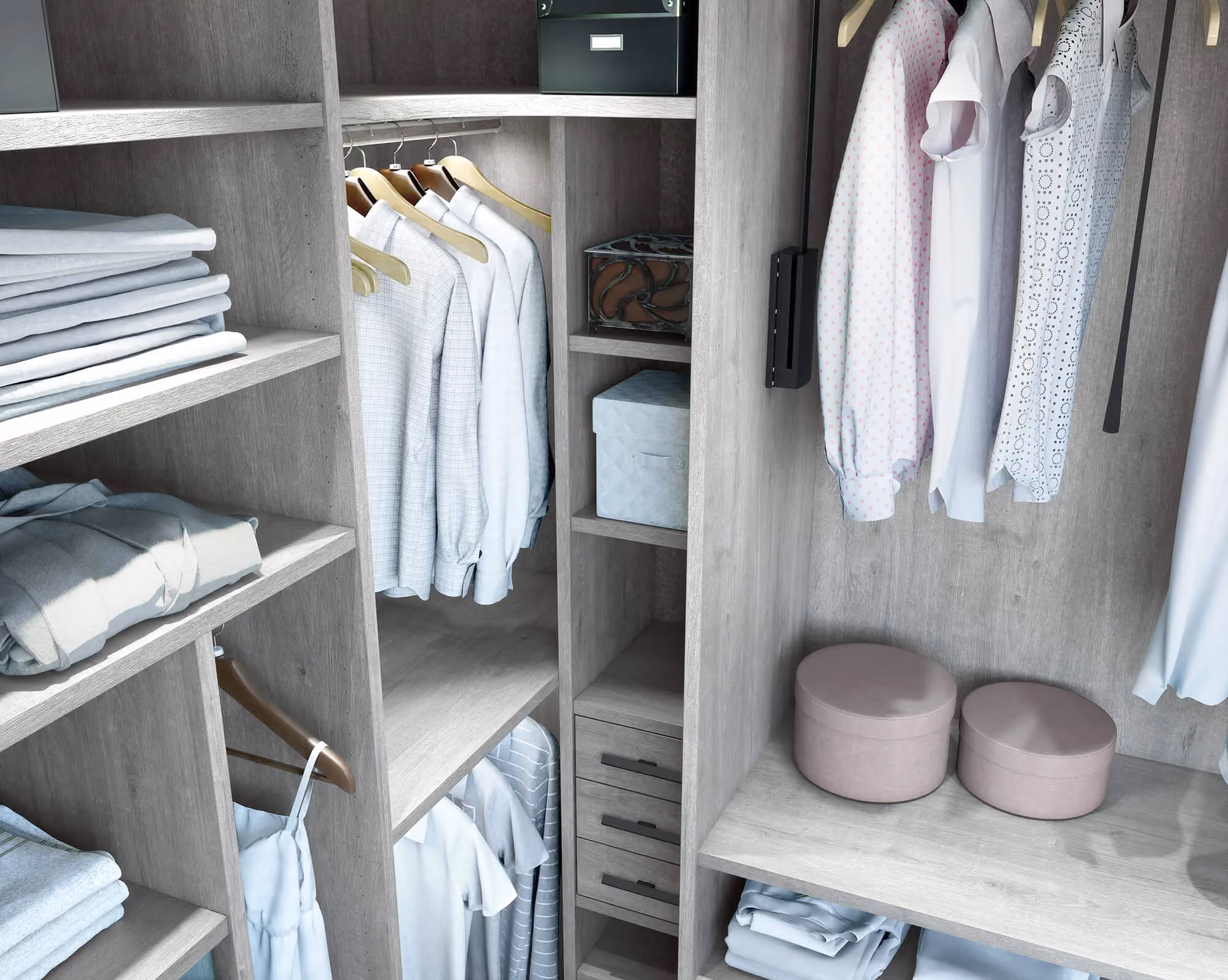 Intérieur de dressing à aspect bois gris, avec chemises suspendues, étagères de vêtements pliés et petits tiroirs