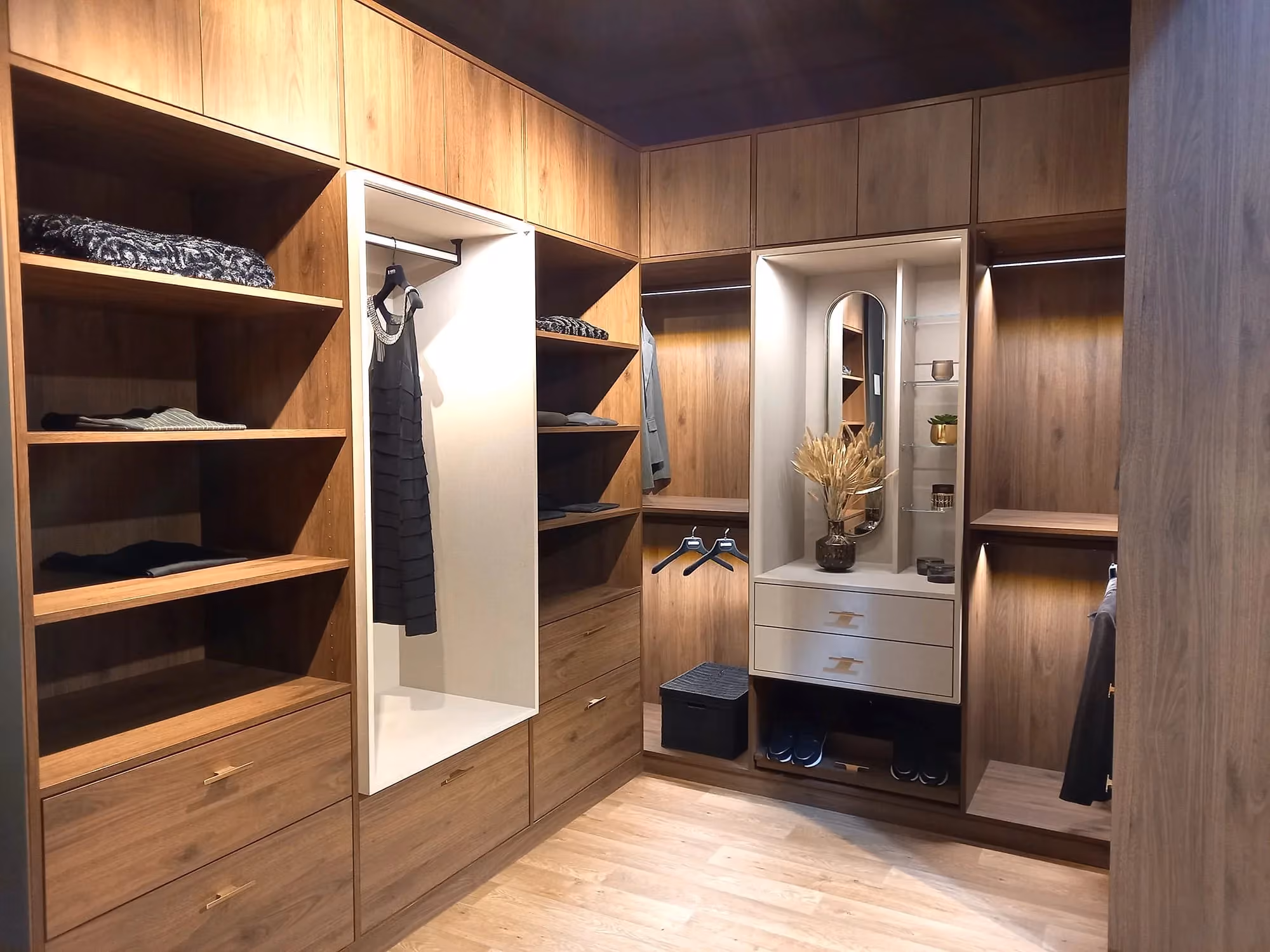 Dressing Portéa en noyer, éclairage intégré