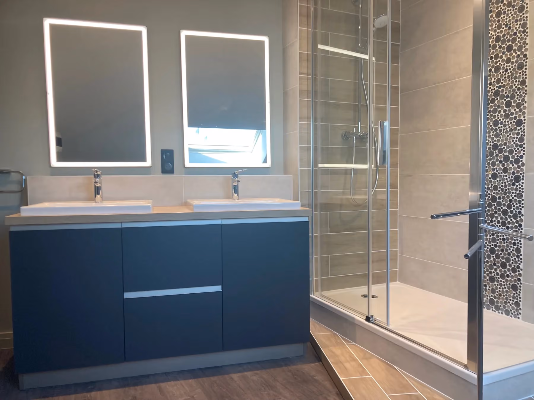 Salle de bains à double vasque, meuble bleu nuit, réalisée par Cholet Cuisine